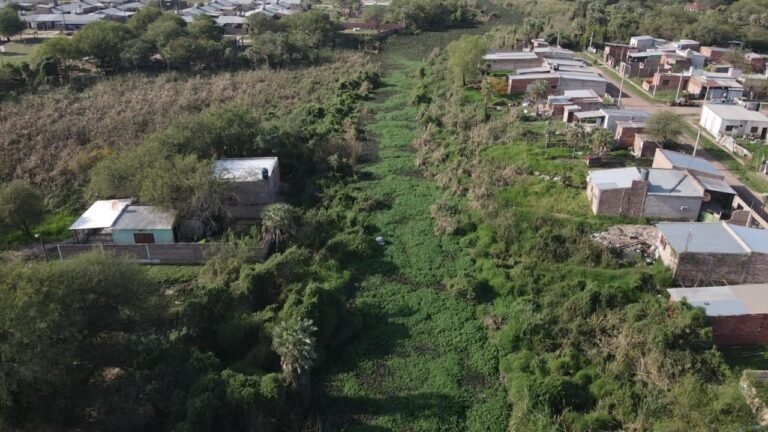 Avanzan las obras de limpieza en el riacho Arazá para prevenir anegamientos en Barranqueras ante el fenómeno El Niño