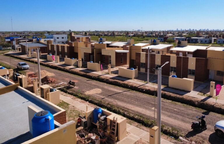 El IPDUV desplegó un operativo territorial en Castelli para regularizar la adjudicación de 72 viviendas