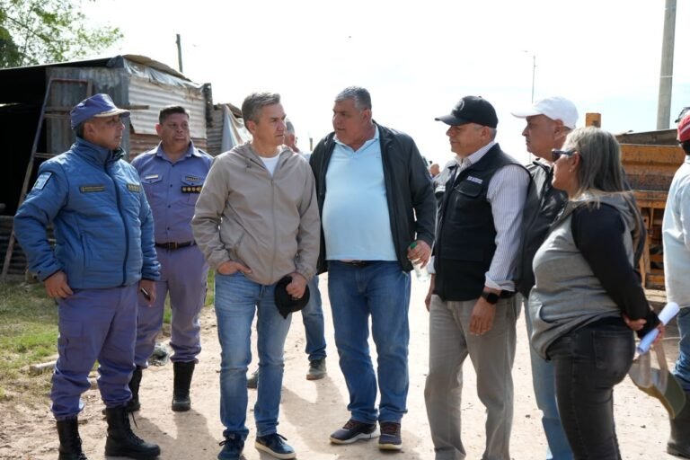 Crecida del Paraná: Zdero supervisa la asistencia integral a familias evacuadas en el Dique Barranqueras y el Puente San Pedro